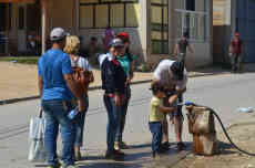 Miratovac/Serbien: Notdürftige Möglichkeit um sich zu waschen. Foto: BR | Sasko Golov