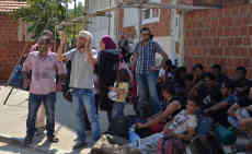 Syrische Flüchtlinge warten in Miratovac/Serbien auf den Bus zur Weiterfahrt. Foto: BR | Sasko Golov