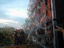 Ein Waggon mit Stacheldraht schließt die letzte Lücke im Grenzzaun. Foto: BR | Attila Poth