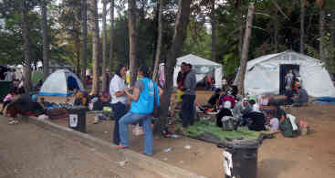 Erstaufnahmezentrum in Presevo/Südserbien: UNHCR Aktivisten versorgen die Flüchtlinge mit Nahrung, Trinkwasser und Zelten, während sie auf die Registrierung warten. Foto: BR | Schaban Bajrami