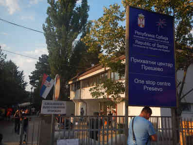 Erstaufnahmezentrum in Presevo/Südserbien: Täglich werden hier über 2.000 Flüchtlinge vor ihrer Weiterreise nach Ungarn registriert. Foto: BR | Schaban Bajrami