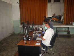 Erstaufnahmezentrum in Presevo/Südserbien: Die Flüchtlinge werden hier registriert - auch Fingerabdrücke werden genommen. Foto: BR | Schaban Bajrami