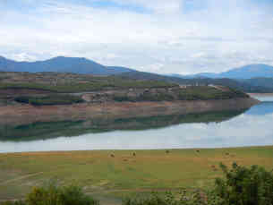 Teil des Stausees von Kukes - Wunderschöne Landschaft, aber keine Arbeitsmöglichkeiten in der früheren Bergbauregion. Foto: BR | Astrit Ibro