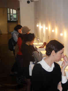 BesucherInnen aus aller Welt kommen in das Museum der zerbrochenen Beziehungen. Foto: BR | Stjepan Milcic