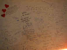 Auch das was Besucher in ihren Sprachen an die Wand „beichten“ wird zum Ausstellungsstück. Foto: BR | Stjepan Milcic