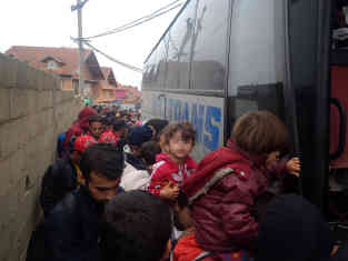 Die Menschen werden im serbischen Presevo in ein Flüchtlingslager gebracht und von der Polizei registriert. Dann geht es für die meisten weiter nach Kroatien und Ungarn. Dann über Österreich nach Deutschland. Foto: BR | Schaban Bajrami