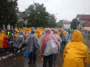 Tausende Flüchtlinge stehen bei immer kältereren Temperaturen vor dem Lager in Presevo in der Schlange. Foto: BR | Schaban Bajrami