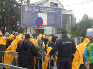 Der Eingang zum Durchgangslager im südserbischen Presevo. Foto: BR | Schaban Bajrami