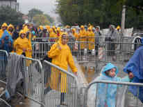 Die Menschen haben gut vier Kilometer Fußmarsch vom mazedonischen Grenzbahnhof Tabanovce hinter sich. Das immer schlechtere Wetter macht ihnen zu schaffen. Foto: BR | Schaban Bajrami
