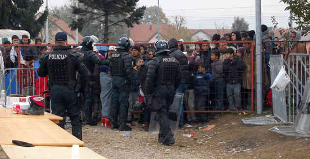 Polizei und Armee bewachen auf dem Gelände einer ehemaligen Textilfabrik in Dobova Flüchtlinge. Foto: BR | Stephan Ozsváth
