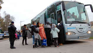 Von Dobova geht es mit Zug und gecharterten Bussen weiter - nach Österreich direkt (Spielfeld, Bad Radkersburg) oder erstmal in andere slowenische Aufnahmezentren. Foto: BR | Stephan Ozsváth