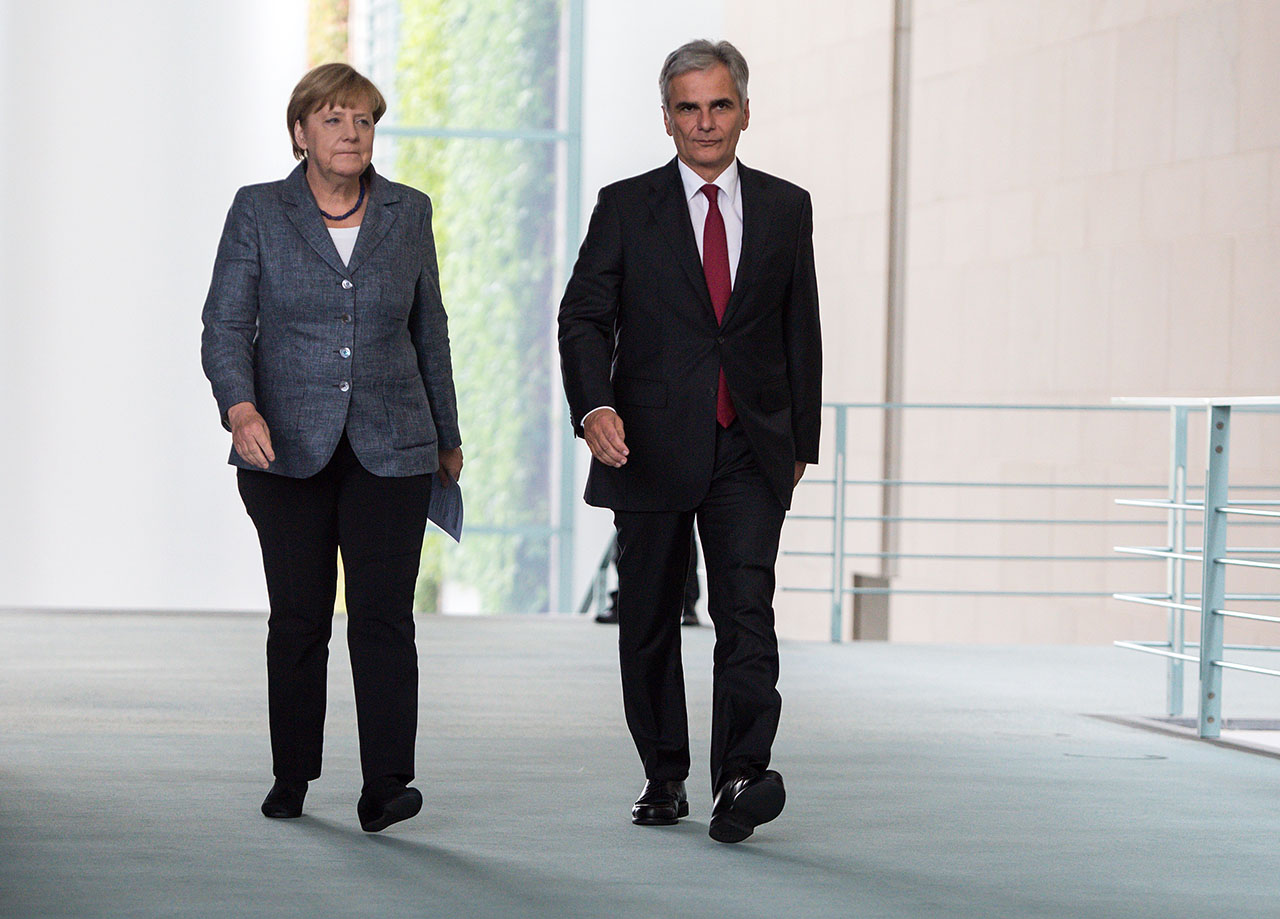 Bundeskanzlerin Angela Merkel (CDU) und Österreichs Bundeskanzler Werner Faymann (SPÖ) Seite an Seite im Versuch die Flüchtlingskrise in den Griff zu bekommen. Foto: picture alliance | dpa (15.09.2015)