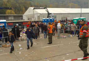 Flüchtlinge in Spielfeld an der österreichisch-slowenischen Grenze. Foto: BR | Dietrich Karl Mäurer