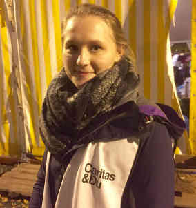 Spielt und malt mit Flüchtlingskindern – 18-jährige Schülerin Judith Waltl hilft jeden Tag nach dem Unterricht. Foto: BR | Dietrich Karl Mäurer