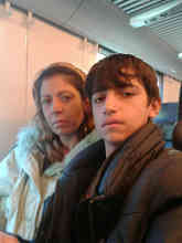 Nihat mit seiner Mutter. Foto: Nihat