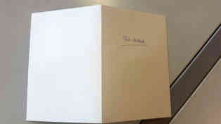 Geschenk an Nihat von einer Zuseherin. Foto: BR | Susanne Glass