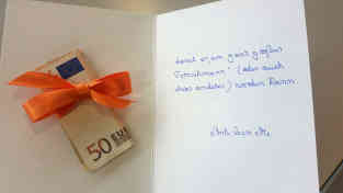 Geschenk an Nihat von einer Zuseherin. Foto: BR | Susanne Glass