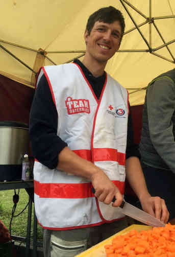 Möhren-Kleinschneiden, bis die Hände schmerzen - Stefan Bierer kocht für die Flüchtlinge am österreichisch-slowenischen Grenzübergang Spielfeld. Foto: BR | Dietrich Karl Mäurer