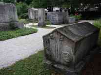 Im Innenhof des Nationalmuseums stehen jahrhundertealte Grabsteine mitten in einem verwunschenen Garten. Foto: BR | Eldina Jasarevic