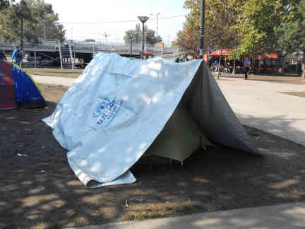 Im Park neben dem Belgrader Busbahnhof gehören die Zelte der Flüchtlinge zum Alltagsbild. Foto: BR | Dejan Stefanovic