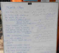 Hier bekommen die Flüchtlinge aktuelle Informationen zu ihrem weiteren Weg. So sind Flüchtlinge auch gegen eventuelle Schlepper und Betrüger gerüstet. Foto: BR | Dejan Stefanovic