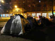 In einem dieser Zelte schläft auch der zwölfjährige Malik mit seinem Begleiter Mohammad. Foto: BR | Dejan Stefanovic