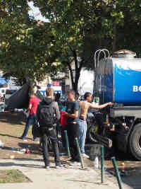 Noch spielt das Wetter mit und die Flüchtlinge können sich im Freien waschen. Foto: BR | Dejan Stefanovic