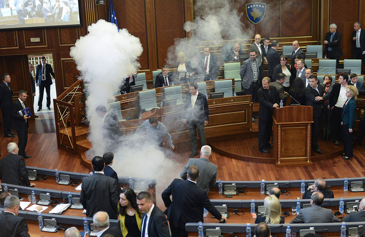 Zum wiederholten Male wurden im kosovarischen Parlament Tränengas-Granaten gezündet. Foto(15.10.2015): picture-alliance/dpa