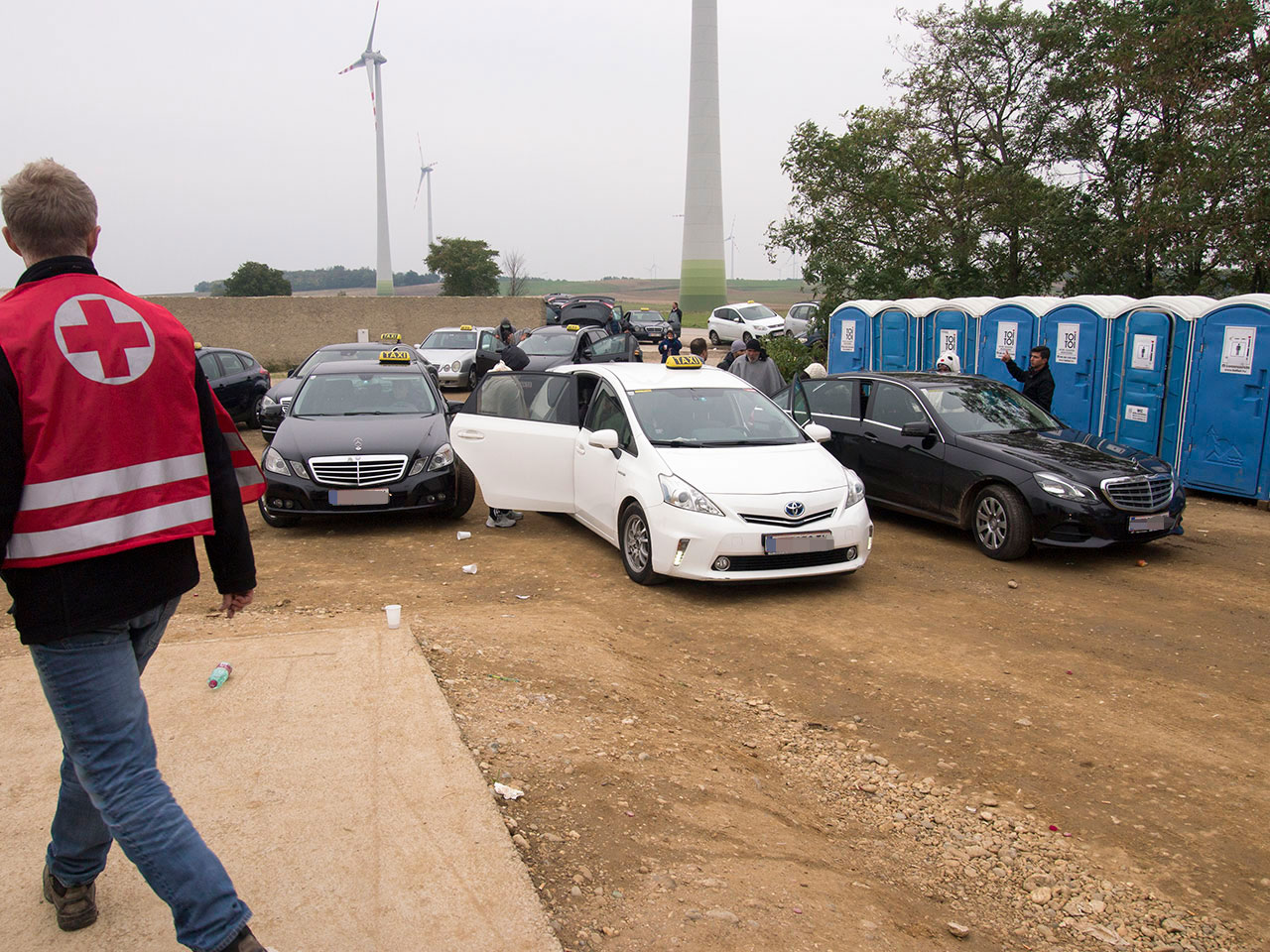 Nickelsdorf: Taxifahrer warten in einer langen Schlange auf Flüchtlingskundschaft. Foto: BR | Srdjan Govedarica