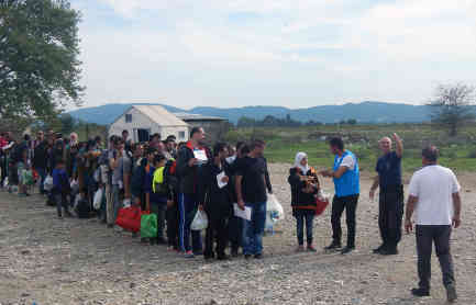 In Gruppen lässt die Grenzpolizei die Flüchtlinge passieren. In der Hand halten sie ihre Registrierungs-Dokumente aus Griechenland. Foto: BR | Schaban Bajrami