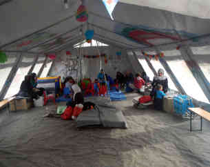 Das UNHCR hat im Lager Gevgelija ein Spielzelt für Kinder aufgebaut. Foto: BR | Schaban Bajrami