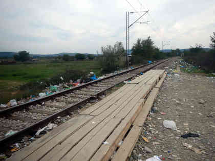 Von diesem Behelfs-Bahnsteig fahren die Züge vom Flüchtlingslager Gevgelija Richtung Serbien ab. Foto: BR | Schaban Bajrami