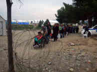 Stacheldraht markiert die Grenze von Griechenland nach Mazedonien. Foto: BR | Schaban Bajrami
