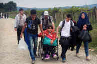 Mit dem Rollstuhl zu Fuß über die griechisch-mazedonische Grenze: Flüchtlingsgruppe aus Syrien. Foto: BR | Schaban Bajrami