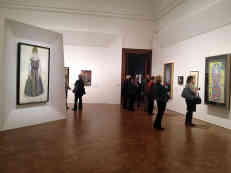 Die drei Künstler und die Frauen in einem Raum. Foto: BR | Karla Engelhard