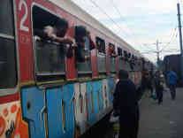 Einheimische verkaufen Erfrischungsgetränke, Nahrung und Prepaid-Karten. Mindestens zum dreifachen Preis. Foto: BR | Schaban Bajrami