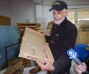 Wunden aus dem Pizzakarton. Ljubo ist der Mann für die Spezialeffekte. Foto: BR | Ekaterina Popova