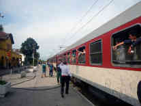 Sobald 700 Menschen eingestiegen sind, fährt der Zug Richtung Serbien ab. Foto: BR | Schaban Bajrami