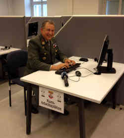 Oberst Josef Ernst im Sprachlabor. Foto: BR | Karla Engelhard