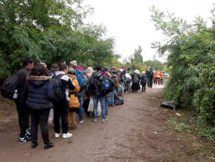 Meist sind es nur kleine Gruppen, die über die Grenze gelassen werden. Hier am improvisierten Grenzübergang Berkasovo-Bapska zwischen Serbien und Kroatien ist es immer etwa eine Busladung. Foto: BR | Srdjan Govedarica