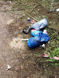 Was für die Weiterreise nicht unbedingt notwendig ist, lassen die Menschen unterwegs liegen. Foto: BR | Srdjan Govedarica