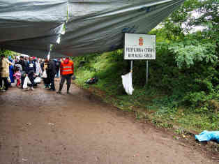 Immer wieder müssen die Flüchtlinge warten. Foto: BR | Srdjan Govedarica