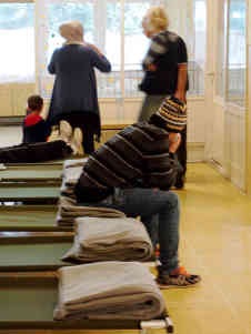 Die Flüchtlinge sind vor allem erschöpft. Hier im serbischen Grenzort Principovo haben sie in einem verlassenen Kinderkrankenhaus die Möglichkeit, kurz zu rasten. Foto: BR | Srdjan Govedarica