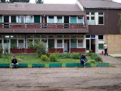 Ein Moment der Ruhe vor der Weiterreise. Im serbischen Pricipovo haben die serbischen Behörden ein verlassenes Kinderkrankenhaus wieder in Stand gesetzt. Hier können sich die Flüchtlinge kurz erholen. Sie bekommen hier Proviant, eine warme Dusche und ärztliche Hilfe. Foto: BR | Srdjan Govedarica
