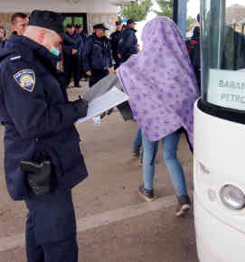 An der kroatisch-ungarischen Grenze in Baranjsko Petrovo Selo werden die Flüchtlinge nach ihrer Ankunft durchgezählt. Foto: BR | Srdjan Govedarica
