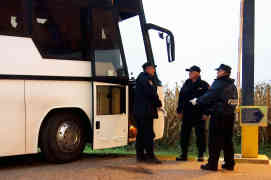 Kroatische Grenzpolizisten fertigen einen weiteren Reisebus mit Flüchtlingen ab. Heute sind auf einen Schlag 10 Busse angekommen, ihre Ladung: etwa 700 Menschen. Foto: BR | Srdjan Govedarica