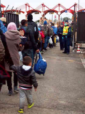 Ungarn empfängt die Flüchtlinge mit Grenzpolizei, Stacheldraht, bewaffneten Soldaten und Panzerwagen. Foto: BR | Srdjan Govedarica