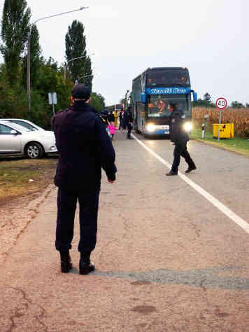 Wenn die Flüchtlingsbusse ankommen, schließt die kroatische Polizei den Grenzübergang für den normalen Durchgangsverkehr. Foto: BR | Srdjan Govedarica