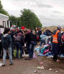 Jede Ankunft nutzen die Flüchtlinge, um ihr Gepäck neu zu sortieren. Überschüssiges wird entsorgt, Spenden von Hilfsorganisationen mitgenommen. Foto: BR | Srdjan Govedarica