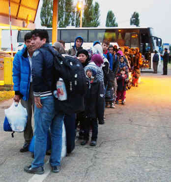 Die Flüchtlinge müssen sich vor dem Grenzübertritt nach Ungarn in Zweierreihen aufstellen. Meist führt sie einer an, der Englisch spricht und mit den Grenzbeamten kommunizieren kann. Foto: BR | Srdjan Govedarica